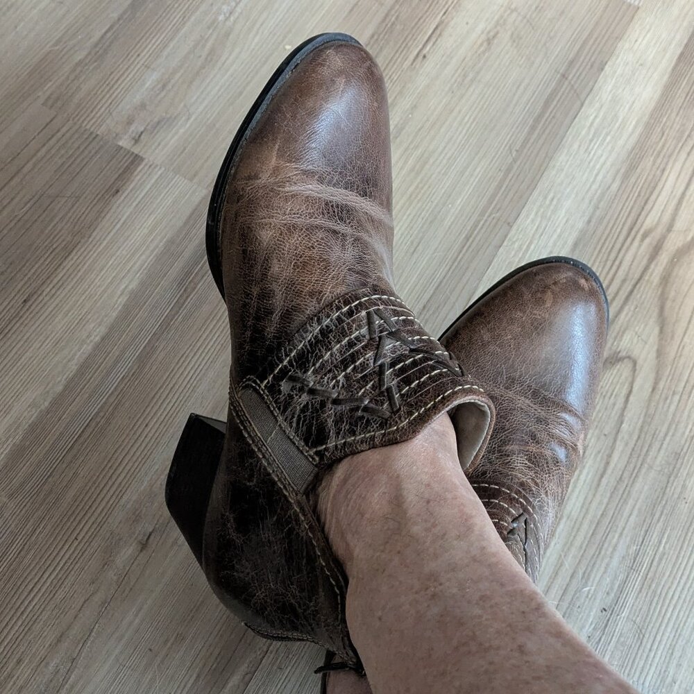 Earth Merlin booties size 8? Chocolate brown leather ankle boots.